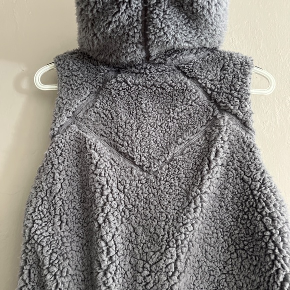 Prana gray chevron sherpa vest with hood size small - Picture 3 of 4